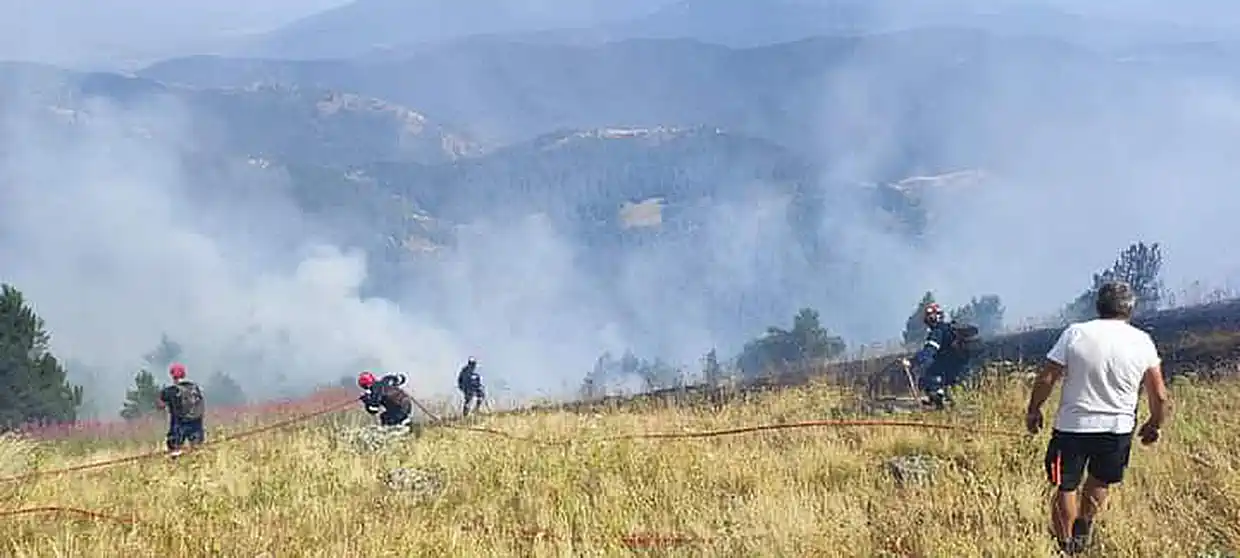 Σε εξέλιξη η φωτιά στο Βελβεντό: Σηκώθηκε ένα ελικόπτερο Φωτιά στην Κοζάνη: Σηκώθηκε ένα ελικόπτερο