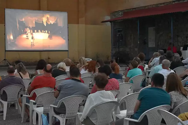 Με την προβολή της θεατρικής παράστασης "Σμύρνη μου αγαπημένη" συνεχίστηκε το "Πολιτιστικό Καλοκαίρι" του Δήμου Φλώρινας Με την προβολή της θεατρικής παράστασης “Σμύρνη μου αγαπημένη” συνεχίστηκε το “Πολιτιστικό Καλοκαίρι” του Δήμου Φλώρινας