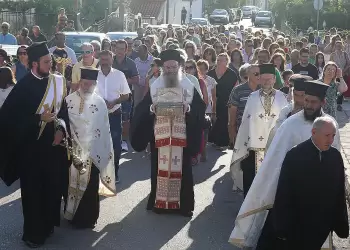 Με σεμνότητα και δέος, η υποδοχή ιερού λειψάνου του Αγίου Διονυσίου εν Ολύμπω, στο Βελβεντό