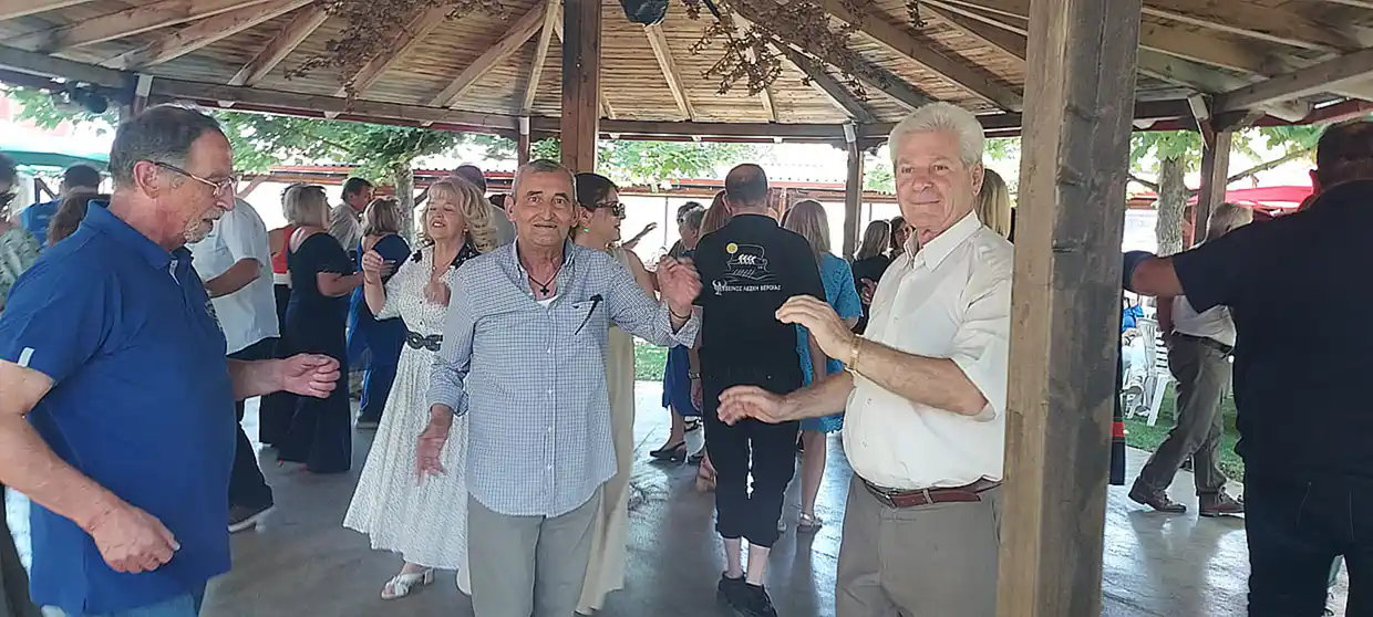 Μεσημεριανό γλέντι των Μικρασιατών Κοζάνης Μεσημεριανό γλέντι των Μικρασιατών Κοζάνης