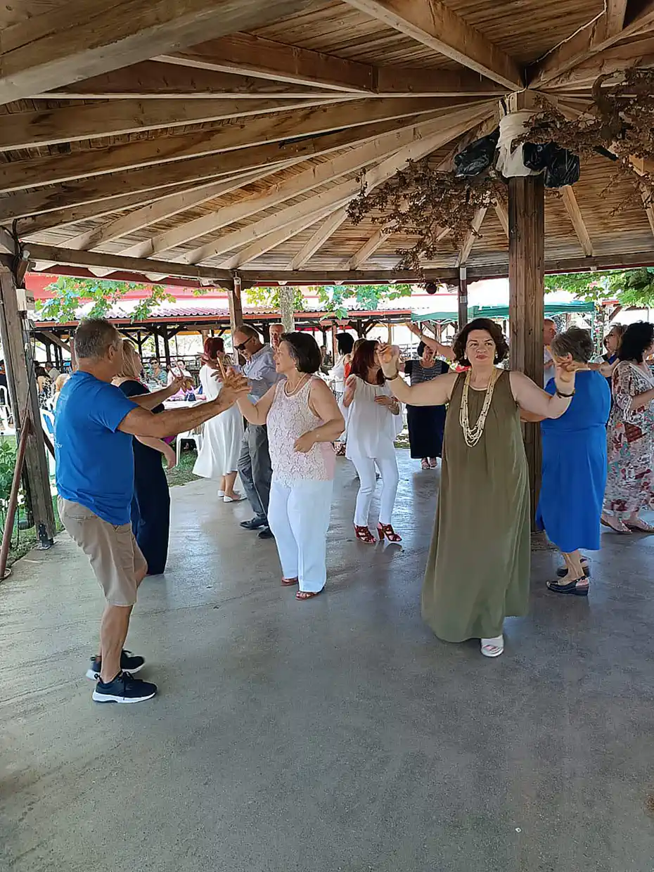 Μεσημεριανό γλέντι των Μικρασιατών Κοζάνης Μεσημεριανό γλέντι των Μικρασιατών Κοζάνης