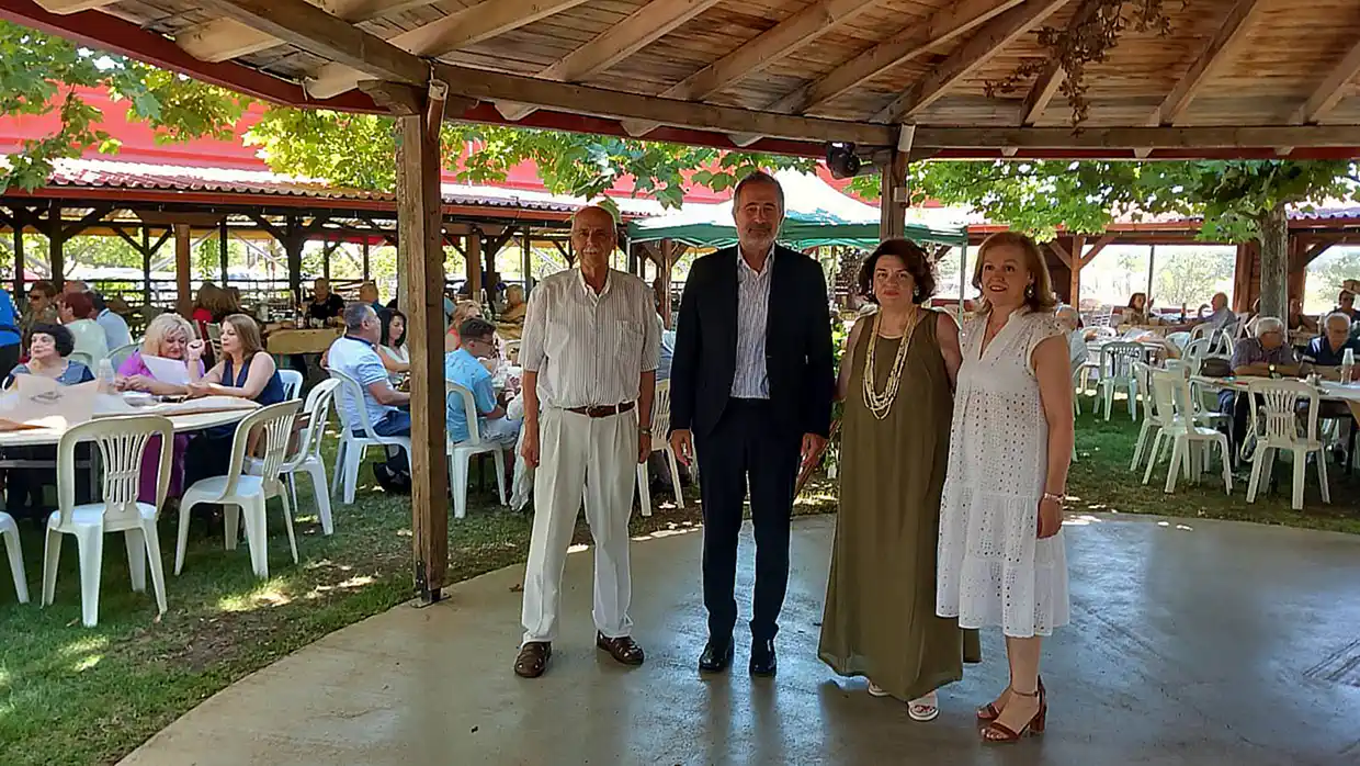 Μεσημεριανό γλέντι των Μικρασιατών Κοζάνης Μεσημεριανό γλέντι των Μικρασιατών Κοζάνης