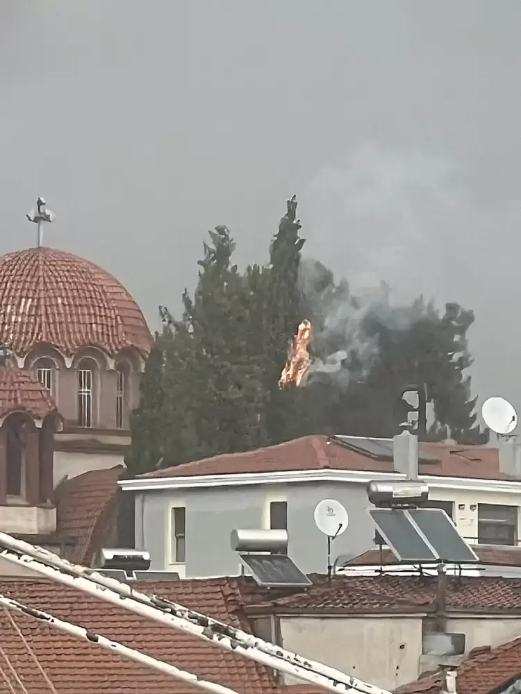 Φωτιά μετά από κεραυνό στην Κοζάνη...