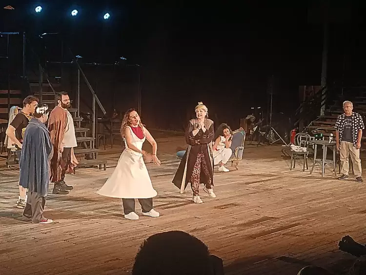 "Σκοτσέζικο Ντους" - Κωμωδία της Χρύσας Σπηλιώτη “Σκοτσέζικο Ντους”