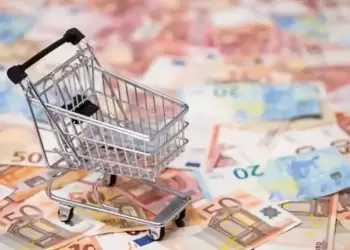 Σταθερή η ανάπτυξη στην Ελλάδα αλλά η ακρίβεια επιμένει