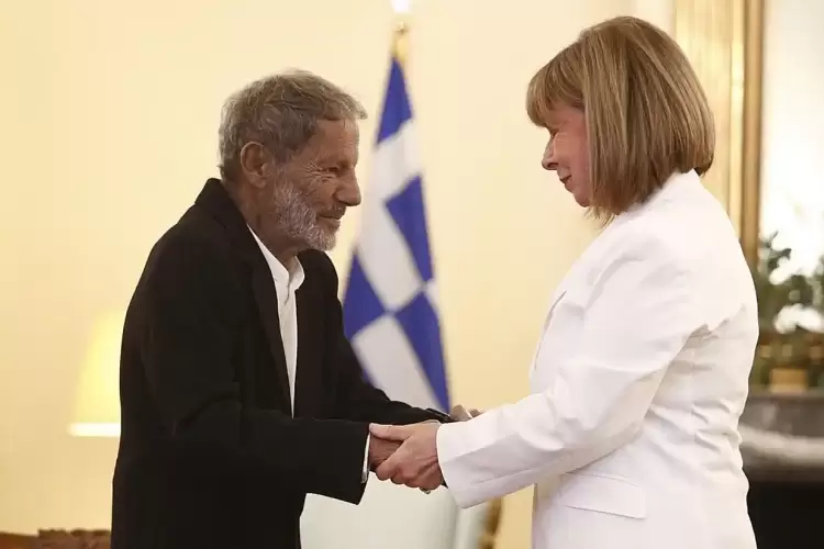 Στον Σταύρο Ξαρχάκο το παράσημο του ανωτέρου ταξιάρχη του τάγματος της τιμής Στον Σταύρο Ξαρχάκο το παράσημο του ανωτέρου ταξιάρχη του τάγματος της τιμής