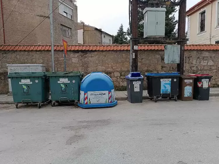 Συνεχίζονται οι εργασίες καθαρισμού και πλύσης κάδων απορριμμάτων από τον Δήμο Φλώρινας