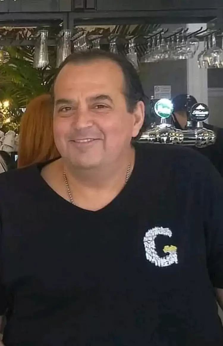 Ταξίδεψε για τη γειτονιά των αγγέλων ο Ιγνάτιος Μαυροματίδης σε ηλικία 62 ετών, ένα ιδιαίτερα αγαπητό πρόσωπο της τοπικής κοινωνίας. Ο εκλιπών γεννήθηκε το 1962.Σπούδασε φαρμακευτική στην Πάτρα και αργότερα στην Αθήνα στο Εθνικό και Καποδιστριακό Πανεπιστήμιο Αθηνών. Συνέχισε τις σπουδές του στο Παρίσι, όπου έκανε μεταπτυχιακό στη φαρμακολογία. Από το 2018 κι έπειτα ζούσε στην Κοζάνη όπου δούλευε εξ’ αποστάσεως, καθώς ήταν άριστος γνώστης των ιατρικών και φαρμακευτικών θεμάτων. Αγαπούσε ιδιαίτερα την εκκλησία. Από το 2022 πάλευε με τον καρκίνο. Έφυγε από ανακοπή καθώς ο οργανισμός του ήταν εξασθενημένος. Η κηδεία του θα γίνει σήμερα Τρίτη 30 – 7 – 2024 στον Ιερό Ναό του Αγίου Γεωργίου στα Μελίσσια Κοζάνης και ώρα 6 μ.μ.