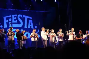  Το μοναδικό φεστιβάλ ξεκίνησε σήμερα Πέμπτη 25 Ιουλίου με τη χαμογελαστή Ιουλία Καραπατάκη, τα Χάλκινα Βοΐου, Fundracar  και Dj Two Names