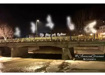 Ίπταται φωτισμένος πάνω από τη γέφυρα της Καλαμπάκας ο Μίλτος Τεντόγλου