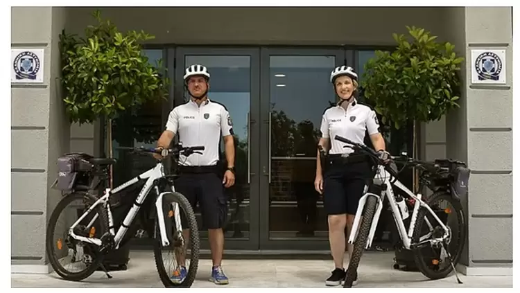 Καστοριά: Αστυνομικοί-ποδηλάτες και γνώστες ξένων γλωσσών στο πλευρό πολιτών και τουριστών Καστοριά: Αστυνομικοί ποδηλάτες και γνώστες ξένων γλωσσών στο πλευρό πολιτών και τουριστών