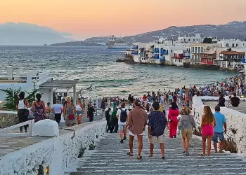 Τι φοβούνται οι Έλληνες από τον υπερτουρισμό