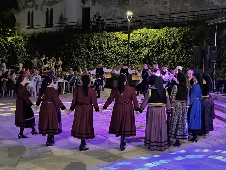 Το χορευτικό τμήμα του συλλόγου Γρεβενιωτών Κοζάνης στον Άγιο Γεώργιο Γρεβενών Το χορευτικό τμήμα του συλλόγου Γρεβενιωτών Κοζάνης στον Άγιο Γεώργιο Γρεβενών