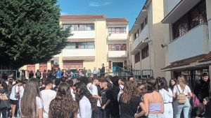 Χαμόγελα και ευχές στο πρώτο χτύπημα του κουδουνιού…