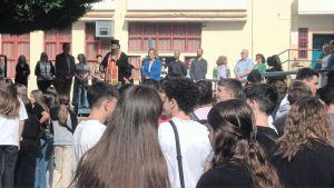 Χαμόγελα και ευχές στο πρώτο χτύπημα του κουδουνιού…