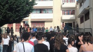 Χαμόγελα και ευχές στο πρώτο χτύπημα του κουδουνιού…