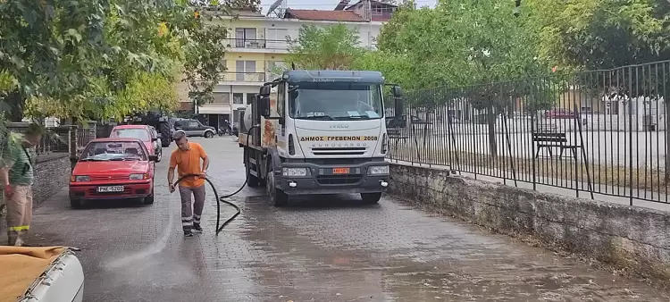 Εκτεταμένοι καθαρισμοί με πλύσιμο των δρόμων  στην πόλη των Γρεβενών.