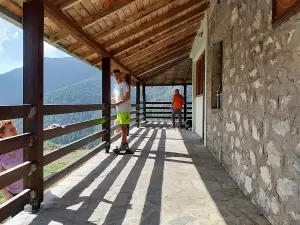 Εργασίες συντήρησης και βελτίωσης της εικόνας  καταφυγίου στο Μπούρινο