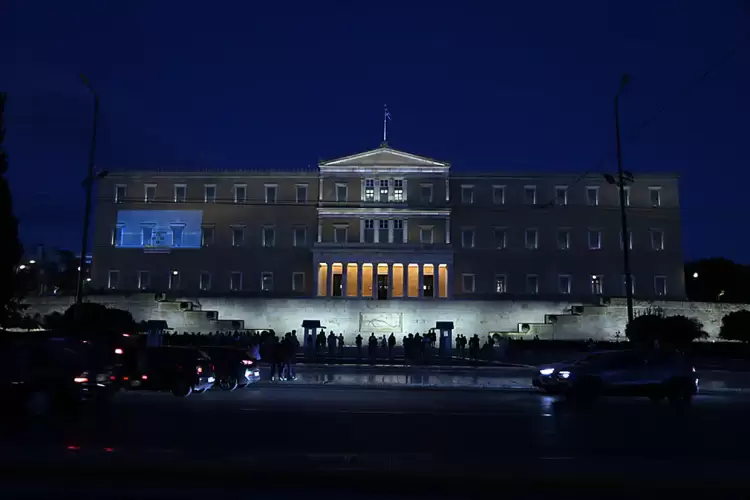 Με την φωταγώγηση του Μεγάρου της η Βουλή των Ελλήνων τιμά τη Διεθνή Ημέρα Νοηματικών Γλωσσών