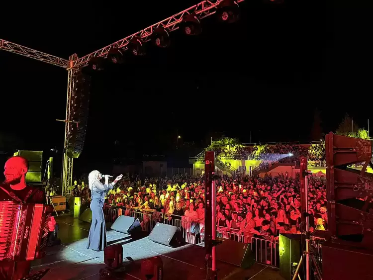 Μεγάλη επιτυχία σημείωσε η συναυλία της Πέγκυ Ζήνα στο Δήμο Σερβίων