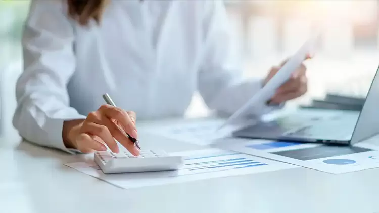 Μειώσεις φόρων και τεκμηρίων, αυξήσεις εισοδημάτων – Τι σχεδιάζει το οικονομικό επιτελείο για το 2025 και μετά