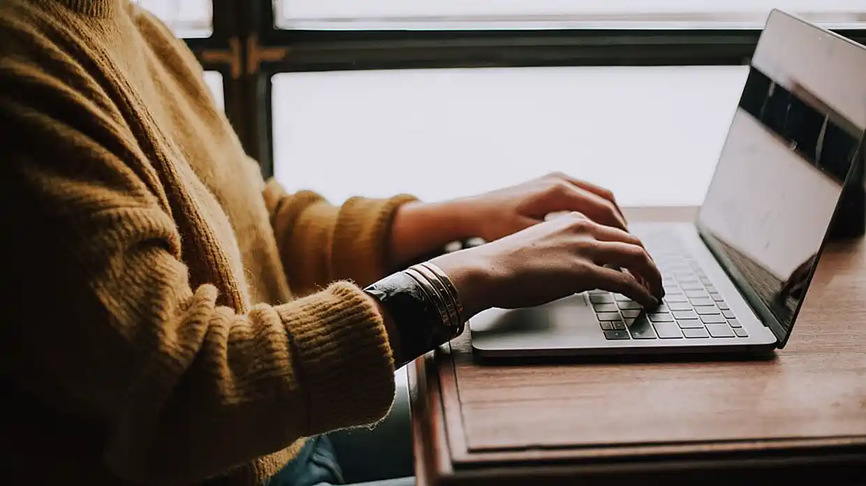 Νέο επίδομα σε πολίτες πριν τα Χριστούγεννα – Σε ΦΕΚ ο έκτακτος φόρος για τα διυλιστήρια  