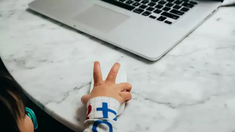 Νταντάδες της γειτονιάς έρχονται σε όλη τη χώρα με μισθό 500 ευρώ