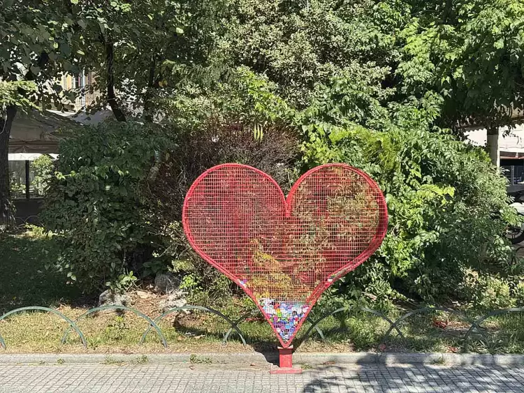 Ρίχνουν στις “καρδιές” καπάκια στη Φλώρινα Ρίχνουν στις “καρδιές” καπάκια