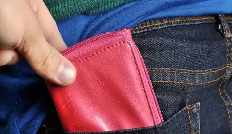 Σεβασμός μηδέν: 39χρoνη στην Πτολεμαιδα έκλεψε πορτοφόλι 95 χρονου Σεβασμός μηδέν: 39χρoνη στην Πτολεμαιδα έκλεψε πορτοφόλι 95 χρονου