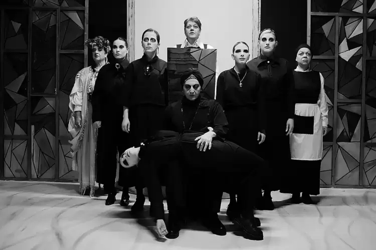 “Το σπίτι της Μπερνάρντα Άλμπα” ανοίγει τις πόρτες του για τρεις ακόμα παραστάσεις.