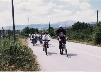 O Λάζαρος Τσικριτζής αποχαιρετά τον Τάσο Καπρίνη