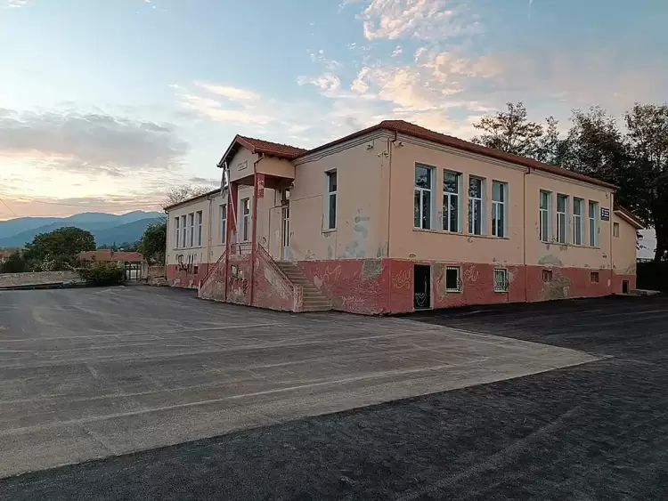 Ασφαλτόστρωση στην αυλή του 5ου νηπιαγωγείου και του 5ου δημοτικού σχολείου Φλώρινας