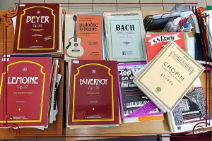 Δωρεά του Ιωάννη Τσακιρίδη στο μουσικό σχολείο Σιάτιστας - Χορηγία 135 βιβλίων μουσικής Δωρεά του Ιωάννη Τσακιρίδη στο μουσικό σχολείο Σιάτιστας – Χορηγία 135 βιβλίων μουσικής