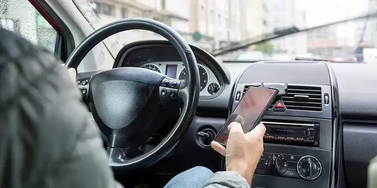 Έρευνα: Το 2,1% των οδηγών μιλούν στα κινητά όταν σταματούν σε διασταυρώσεις  