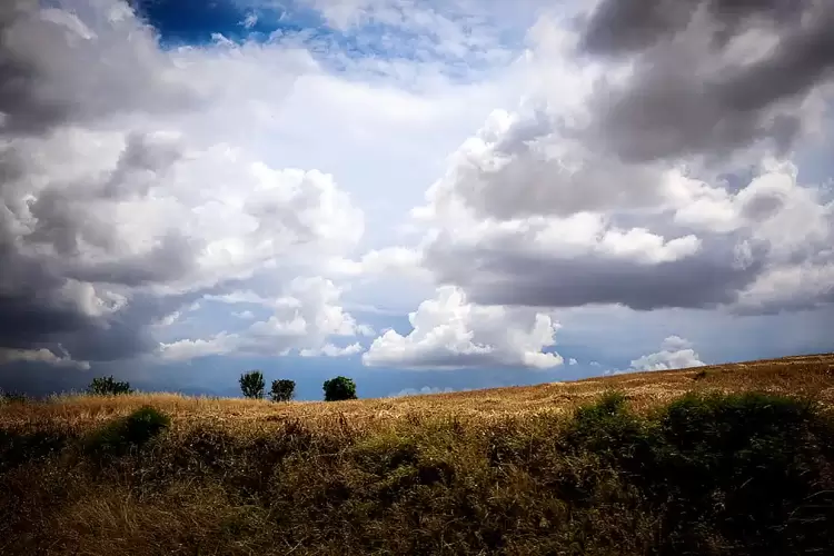Ο καιρός σήμερα, Κυριακή 13/10: Πτώση θερμοκρασίας και νεφώσεις