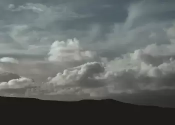 Ο καιρός σήμερα, Παρασκευή 18/10: Νεφώσεις παροδικά αυξημένες με ασθενείς τοπικές βροχές