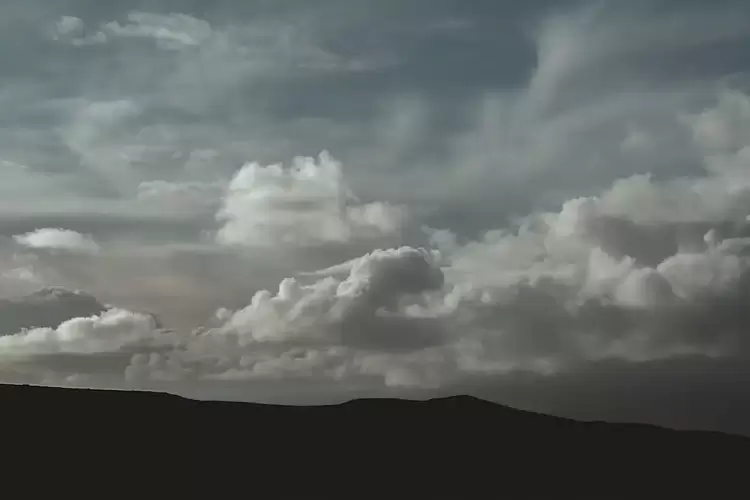 Ο καιρός σήμερα, Παρασκευή 18/10: Νεφώσεις παροδικά αυξημένες με ασθενείς τοπικές βροχές