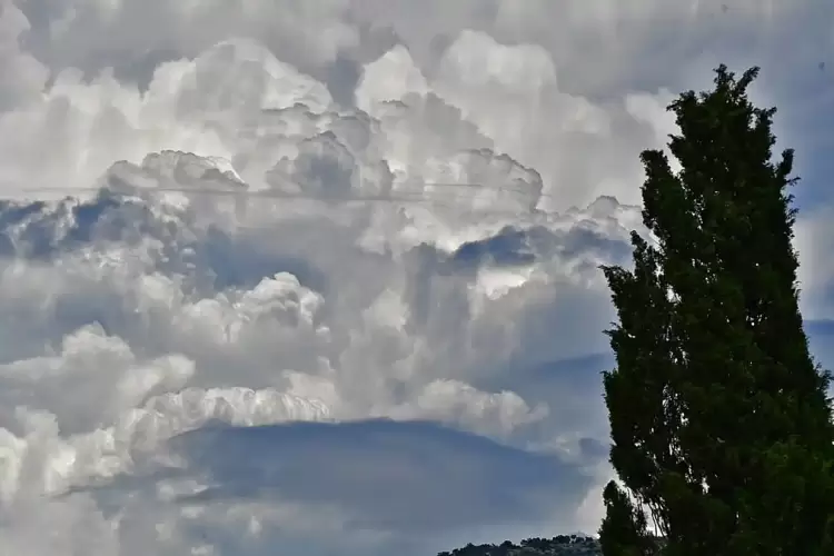 Ο καιρός σήμερα, Σάββατο 5/10: Συννεφιά με τοπικές βροχές και σποραδικές καταιγίδες