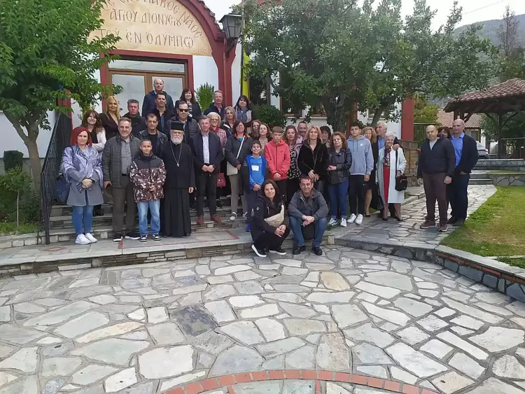 Στον Άγιο Διονύσιο Βελβεντού, μετέχων στη Θεία Λειτουργία,