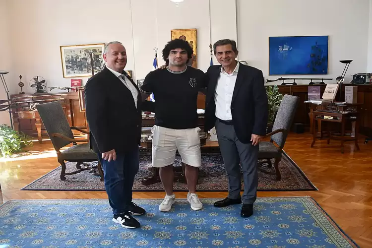 Τον Χάλκινο Ολυμπιονίκη του Τζούντο Θεόδωρο Τσελίδη υποδέχθηκε στο ΥΜΑΘ ο Κωνσταντίνος Π. Γκιουλέκας