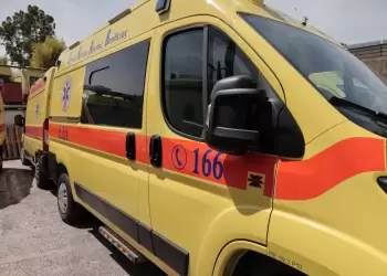 Τροχαίο στην Παύλου Μελά με γυναίκα που χτυπήθηκε από διερχόμενο αυτοκίνητο