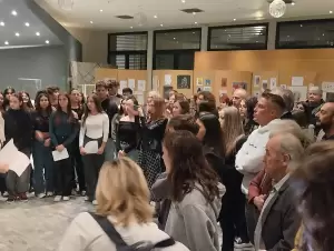 Έχουν βλέμμα εφήβων....εικαστική και ποιητική έκθεση μαθητών στη βιβλιοθήκη Κοζάνης Έχουν βλέμμα εφήβων….εικαστική και ποιητική έκθεση μαθητών στη βιβλιοθήκη Κοζάνης