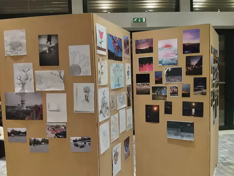 Έχουν βλέμμα εφήβων....εικαστική και ποιητική έκθεση μαθητών στη βιβλιοθήκη Κοζάνης Έχουν βλέμμα εφήβων….εικαστική και ποιητική έκθεση μαθητών στη βιβλιοθήκη Κοζάνης