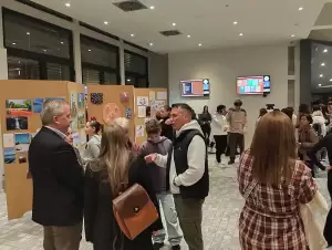 Έχουν βλέμμα εφήβων....εικαστική και ποιητική έκθεση μαθητών στη βιβλιοθήκη Κοζάνης Έχουν βλέμμα εφήβων….εικαστική και ποιητική έκθεση μαθητών στη βιβλιοθήκη Κοζάνης