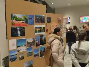 Έχουν βλέμμα εφήβων....εικαστική και ποιητική έκθεση μαθητών στη βιβλιοθήκη Κοζάνης Έχουν βλέμμα εφήβων….εικαστική και ποιητική έκθεση μαθητών στη βιβλιοθήκη Κοζάνης