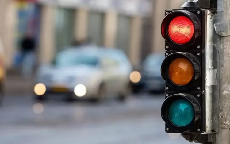 Έρευνα: Δυο στους τρεις Έλληνες περνάνε με κόκκινο