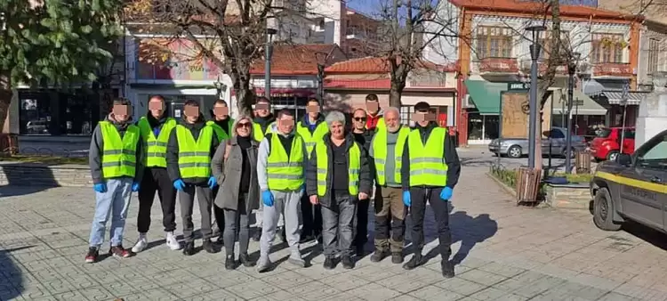 Εθελοντική δράση καλλωπισμού της κεντρικής πλατείας της Φλώρινας με τη συμμετοχή μαθητών του ΕΠΑΛ