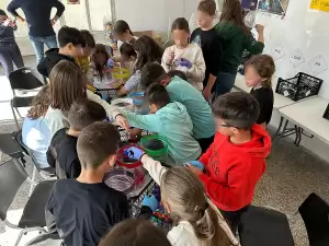 Μαθητές του Πειραματικού Δημοτικού Σχολείου Φλώρινας στο "Green HeroeZ" της Ε.ΚΑΤ.Ο. Φλώρινας Μαθητές του Πειραματικού Δημοτικού Σχολείου Φλώρινας στο “green Heroez” της Ε.ΚΑΤ.Ο. Φλώρινας