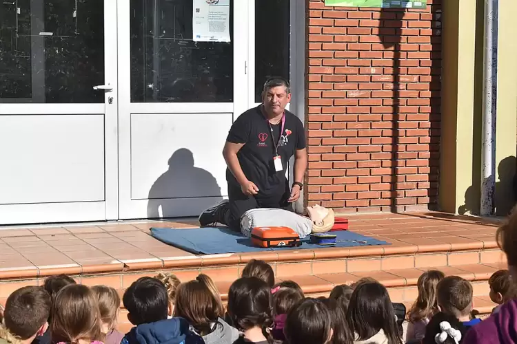 Νέοι απινιδωτές παραδόθηκαν στο 1ο ΕΠΑΛ και στο Πειραματικό Δημοτικό Σχολείο Φλώρινας Νέοι απινιδωτές παραδόθηκαν στο 1ο ΕΠΑΛ και στο Πειραματικό Δημοτικό Σχολείο Φλώρινας