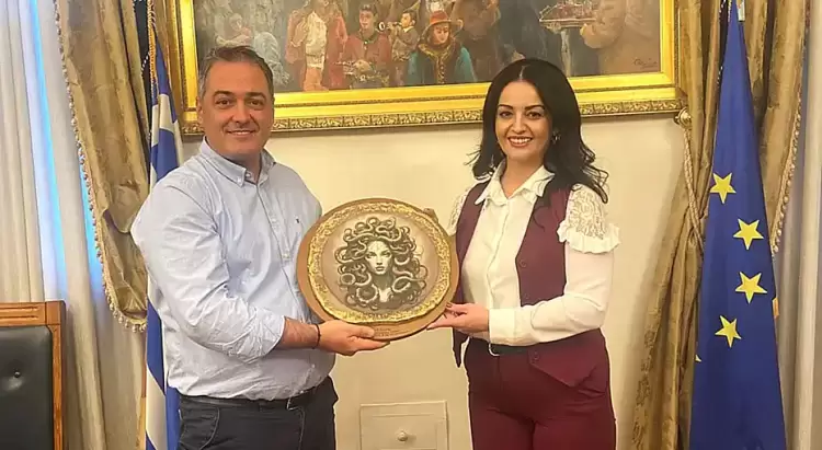 Προσφορά εικαστικού έργου στον Ξενώνα Φιλοξενίας Γυναικών Δήμου Κοζάνης